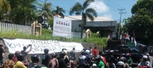 Puluhan Aktivis Menilai Keputusan KPU Cacat prosedur.