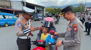 Polres Halsel Tebar Berkah Ramadhan, Bagikan Takjil ke Warga