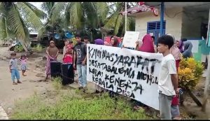 Warga Tabalema Kepung Kantor Desa, Tuntut Kades Abidin Taib Lengser