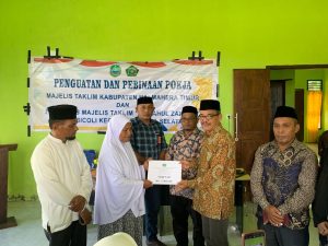 Kemenag Haltim Perkuat Peran Majelis Taklim, Salurkan Bantuan