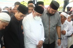Ribuan Warga Antar Jenazah AGK, Bupati dan Wabup Halsel Hadir Beri Penghormatan Terakhir