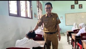 Helmi Kunjungi SMPN 6 Halsel: Ujian Digital Lancar, Tapi Pagar Sekolah Masih Jadi PR