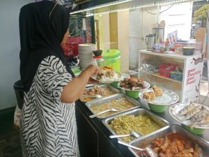 Nasi Campur Rp25 Ribu yang Sekolahkan Anak hingga Sarjana