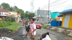 Sudah Lima Tahun Rusak, Warga Kalumata Tambal Jalan Sendiri