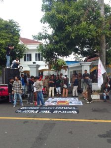 Tarian Protes Depan Hotel, Mahasiswa Desak Gubernur Tanggung Jawab