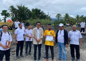 Wabup Halsel Serahkan Bantuan Perahu untuk Nelayan Gane