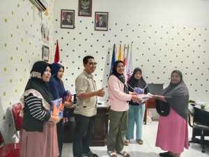 Tersentuh Keluhan Orang Tua, Nurjaya Bantu Seragam Siswa Kurang Mampu di Ternate