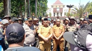 Sofifi Harga Mati!” Markas Geruduk Kantor Gubernur Malut