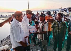Pemkab Halsel Serahkan 58 Katinting untuk Nelayan Pesisir