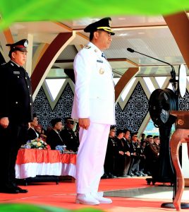 HUT ke-80 RI, Bupati Haltim Pimpin Upacara dan Serahkan Bantuan untuk Petani