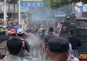 Gas Air Mata Warnai Aksi Mahasiswa di DPRD Ternate