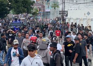 Gas Air Mata Bubarkan Massa, 16 Demonstran di Ternate Diamankan