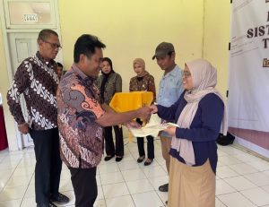 Warga Maba Selatan Antusias Terima Sertifikat Tanah PTSL