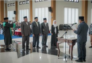 Bupati Ubaid Serahkan Gaji untuk Zakat, Dukung Baznas Haltim