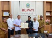 Pemkab Haltim Terima Dua Sertifikat Aset Jalan dari BPN Maluku Utara