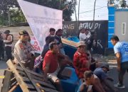 Warga Jambula Blokade Jalan, Tuntut Pemerintah Perbaiki Infrastruktur dan Bangun Pemecah Ombak