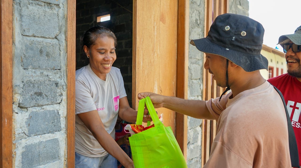 Penyerahan bingkisan Natal dari tim NHM 