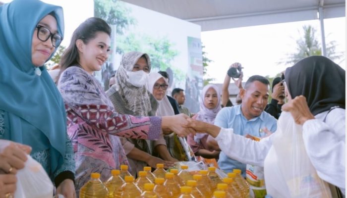 Jelang Ramadan, Sherly Turun Langsung Layani Warga di Pasar Murah