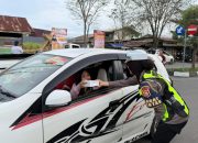 Tak Sekadar Mengatur Lalu Lintas, Polisi di Halteng Bagi Takjil dan Pesan Keselamatan di Hari Pertama Puasa