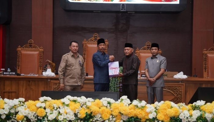 Wakil Gubernur Serahkan Enam Usulan Ranperda Strategis Malut Diserahkan ke DPRD,Siap Dorong Kemajuan Berbagai Sektor   