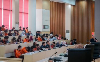 NHM Hadir di Study Club FTG UNPAD, Hibahkan Spesimen Batuan Asli Tambang Gosowong