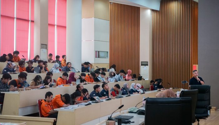 NHM Hadir di Study Club FTG UNPAD, Hibahkan Spesimen Batuan Asli Tambang Gosowong