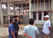 Nasri Abubakar Tinjau Perbaikan Masjid, Sampaikan Permohonan Maaf Sekaligus Janji Bantuan