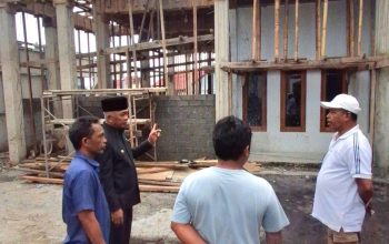 Nasri Abubakar Tinjau Perbaikan Masjid, Sampaikan Permohonan Maaf Sekaligus Janji Bantuan