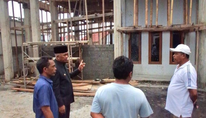 Nasri Abubakar Tinjau Perbaikan Masjid, Sampaikan Permohonan Maaf Sekaligus Janji Bantuan