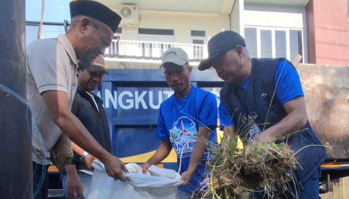Peringati HUT ke-25, Nasri Abubakar Pimpin Kader Demokrat dan Warga Makassar Barat Bersihkan Lingkungan